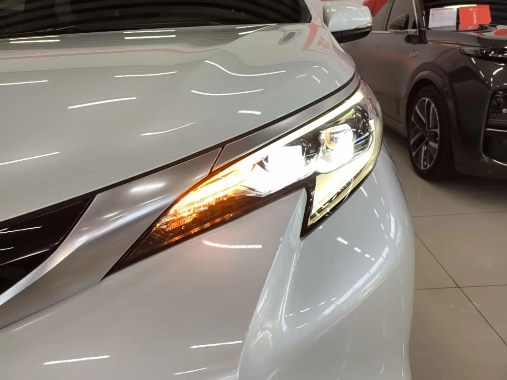 Toyota SIENNA 2021 2.5L Hybrid Platinum Edition — миниатюра 8