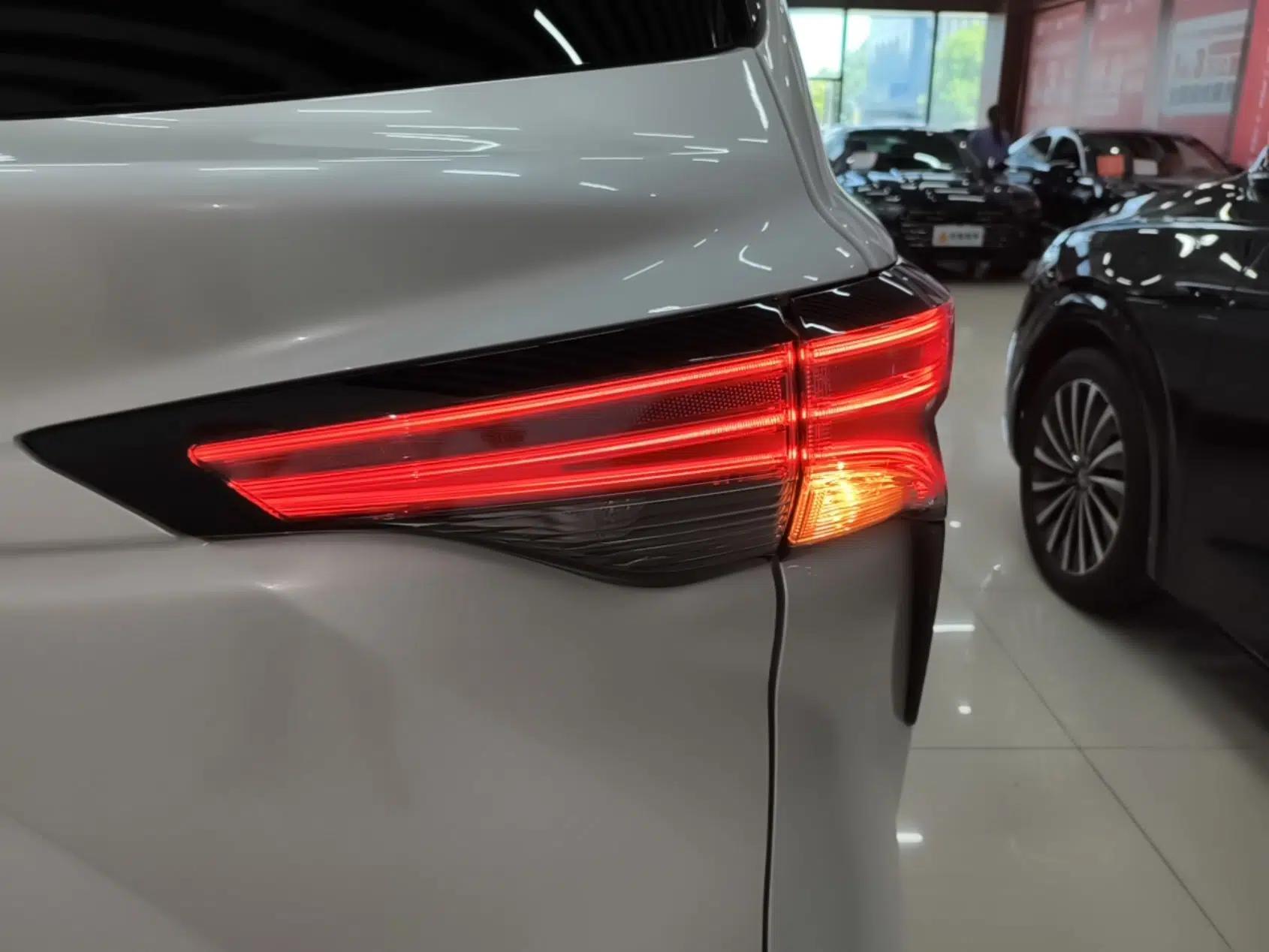Toyota SIENNA 2021 2.5L Hybrid Platinum Edition — миниатюра 9