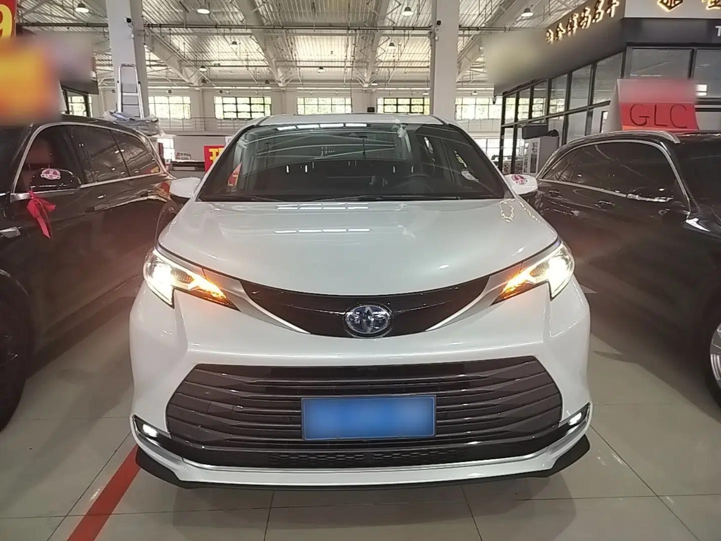 Toyota SIENNA 2021 2.5L Hybrid Ultimate Edition — миниатюра 2