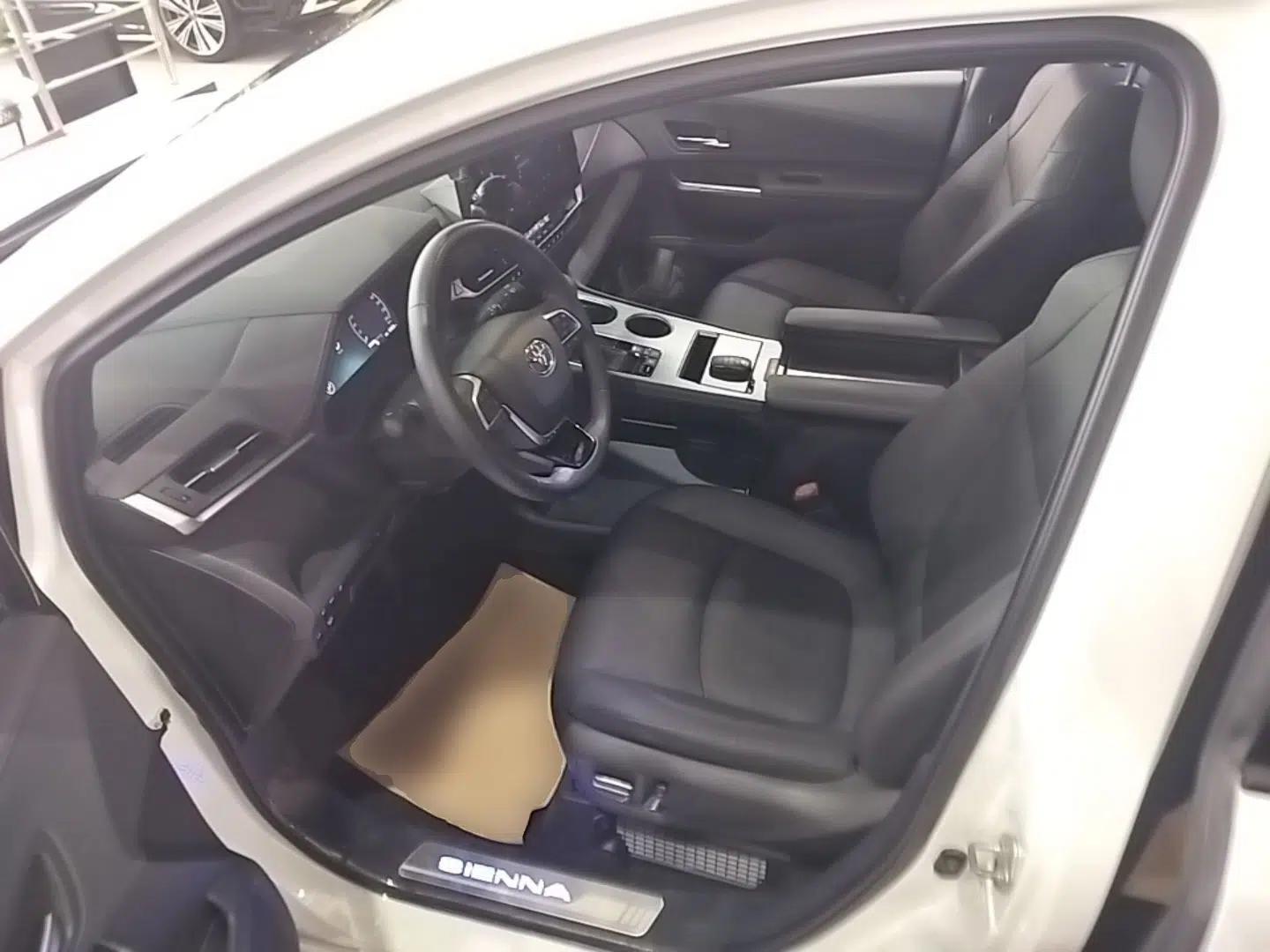 Toyota SIENNA 2021 2.5L Hybrid Ultimate Edition — миниатюра 18