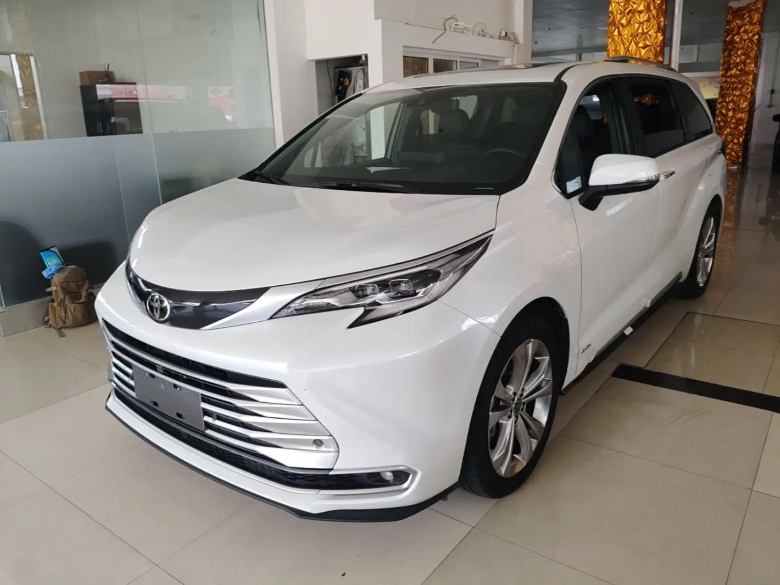 Toyota SIENNA 2024 2.5L Hybrid Platinum Edition — миниатюра 1
