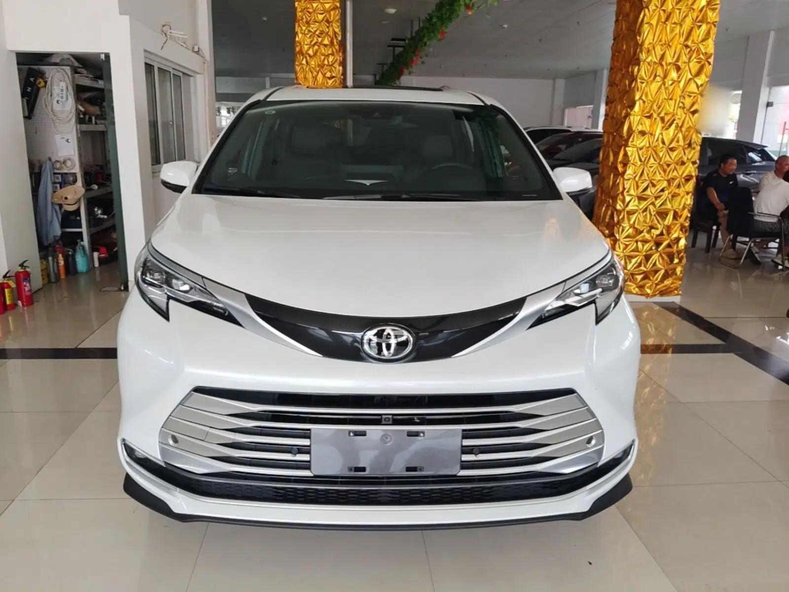 Toyota SIENNA 2024 2.5L Hybrid Platinum Edition — миниатюра 2