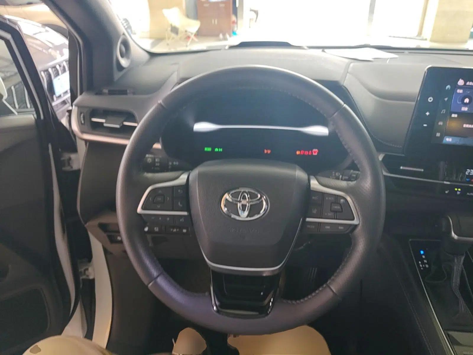 Toyota SIENNA 2024 2.5L Hybrid Platinum Edition — миниатюра 13