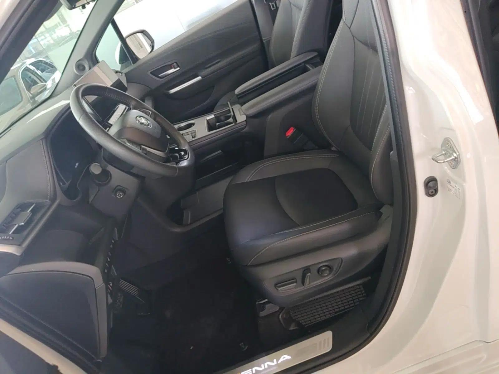 Toyota SIENNA 2024 2.5L Hybrid Platinum Edition — миниатюра 17
