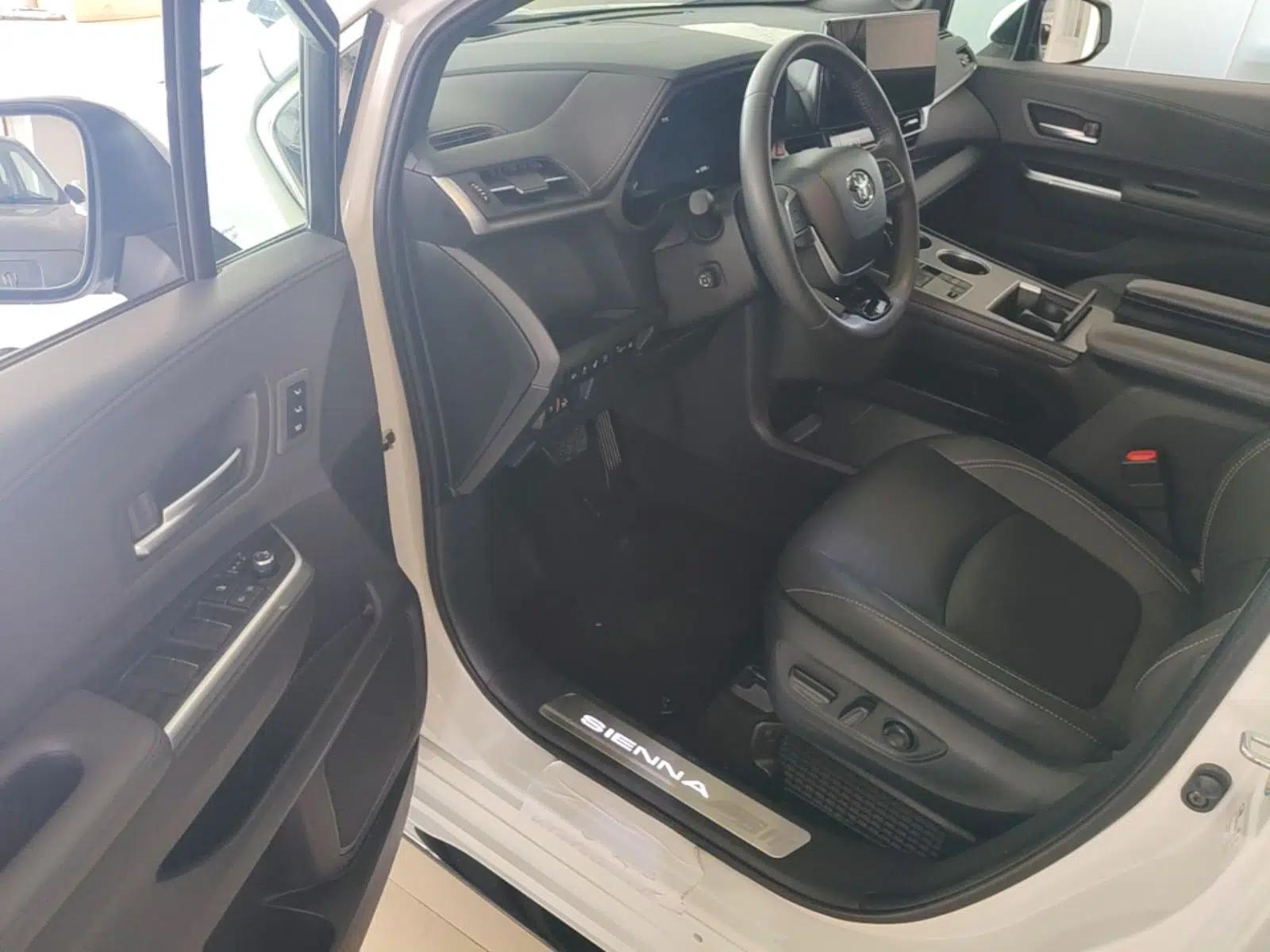 Toyota SIENNA 2024 2.5L Hybrid Platinum Edition — миниатюра 18