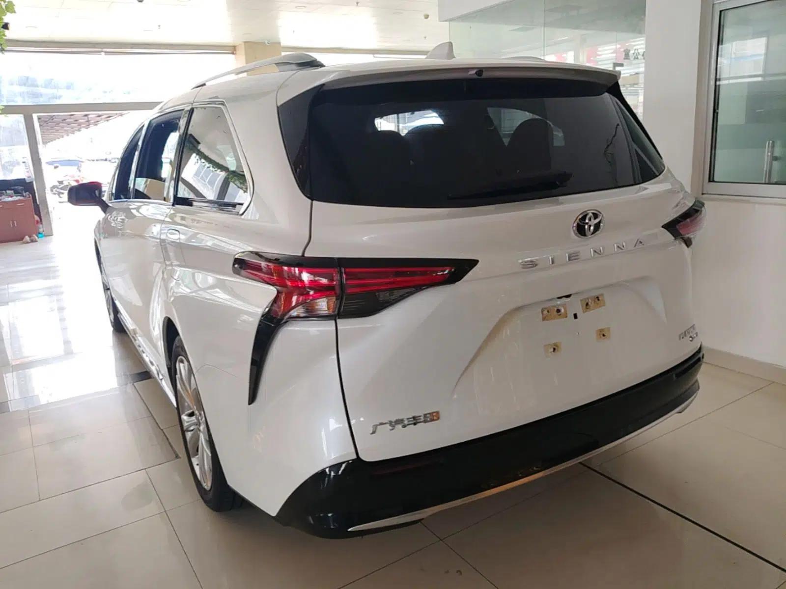 Toyota SIENNA 2024 2.5L Hybrid Platinum Edition — миниатюра 4