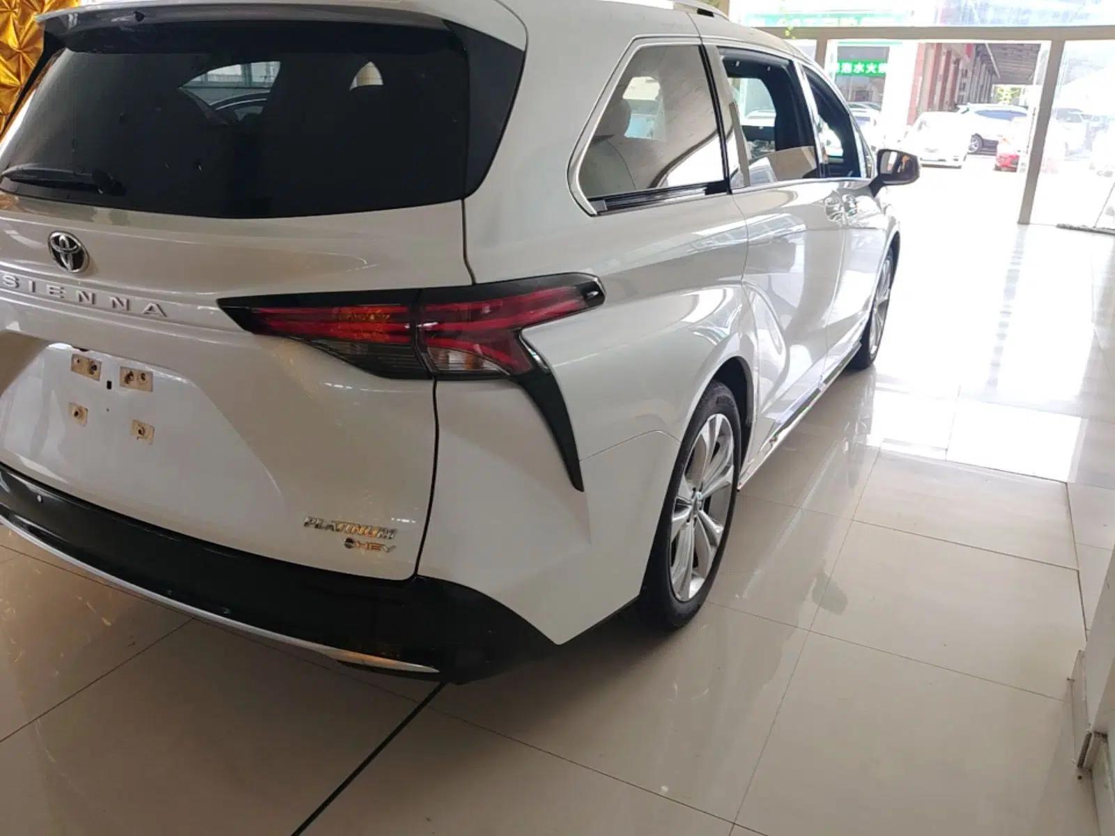 Toyota SIENNA 2024 2.5L Hybrid Platinum Edition — миниатюра 9