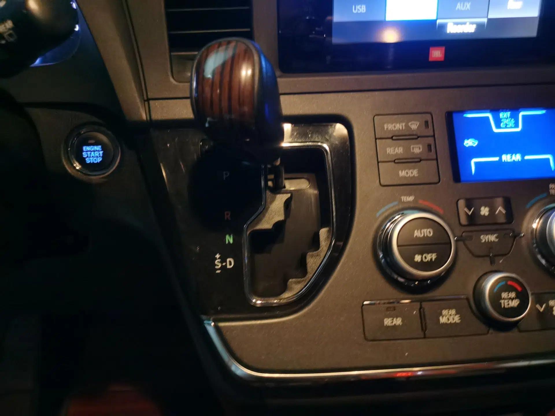 Toyota SIENNA 2017 Toyota Sienna, Parallel Import, 3.5L, Automatic, with Sunroof, Seven Seats — миниатюра 14