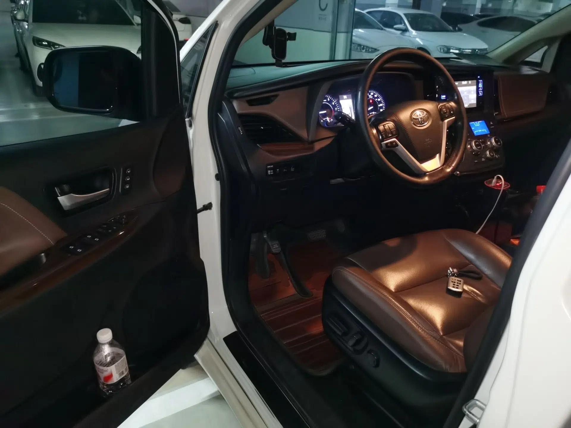 Toyota SIENNA 2017 Toyota Sienna, Parallel Import, 3.5L, Automatic, with Sunroof, Seven Seats — миниатюра 16