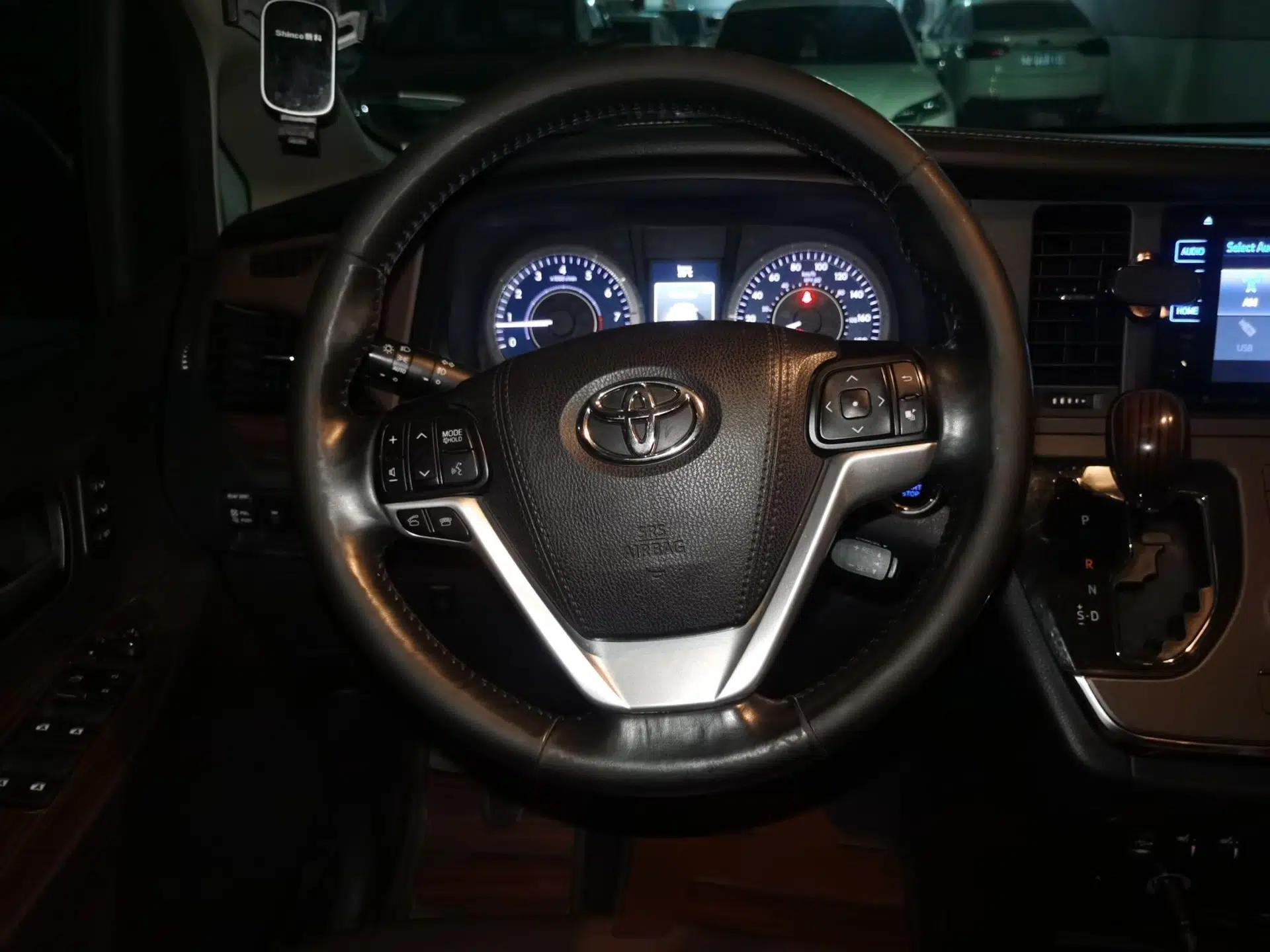 Toyota SIENNA 2017 Toyota Sienna, Parallel Import, 3.5L, Automatic, with Sunroof, Seven Seats — миниатюра 10