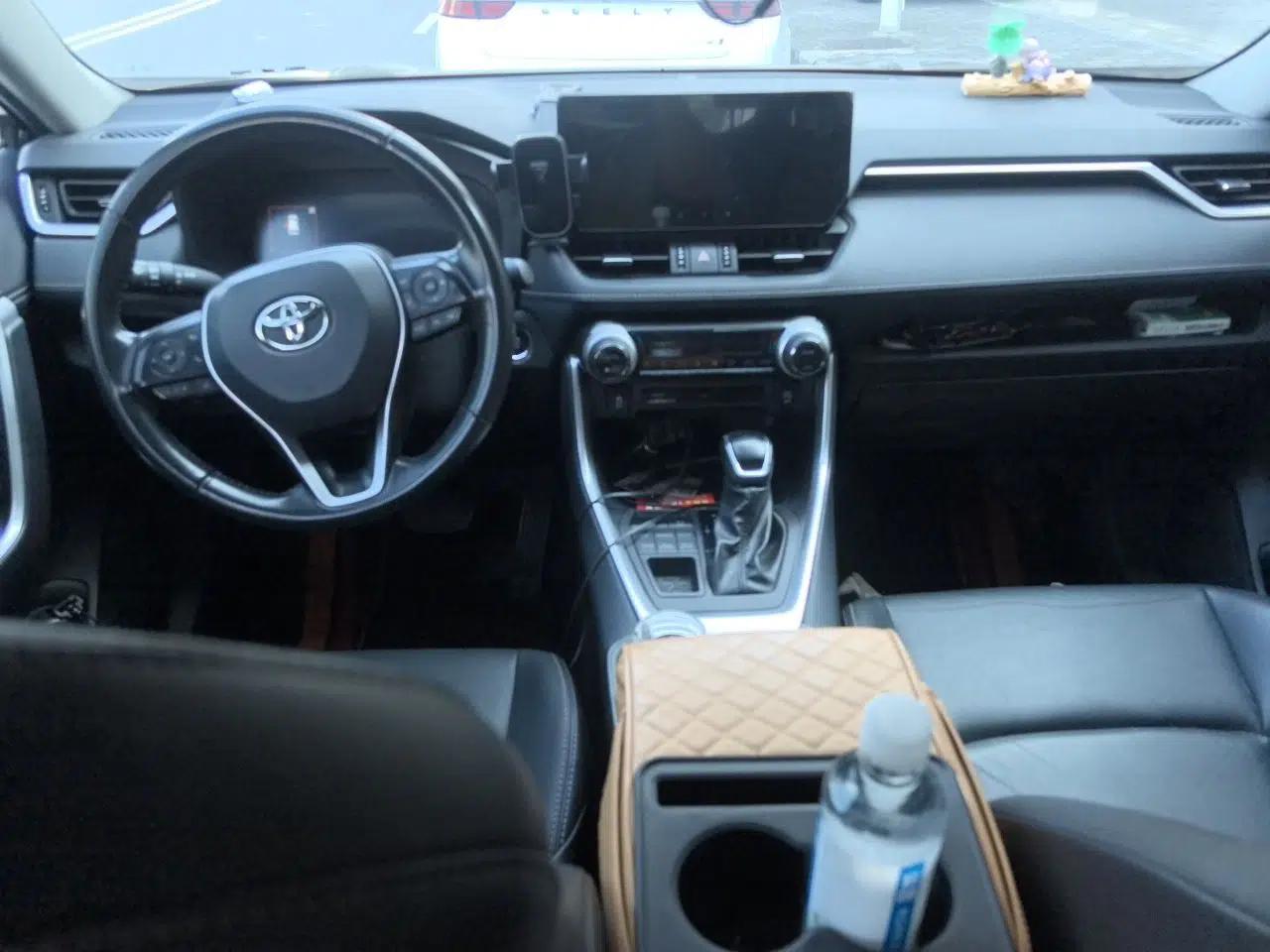 Toyota Wildlander 2023 2.0L CVT Four-Wheel Drive Luxury PLUS Edition — миниатюра 9