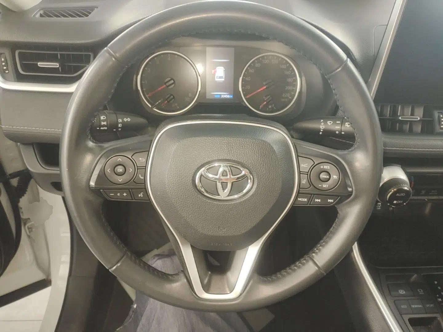 Toyota Wildlander 2022 2.0L CVT Two-Wheel Drive Luxury PLUS Edition — миниатюра 13