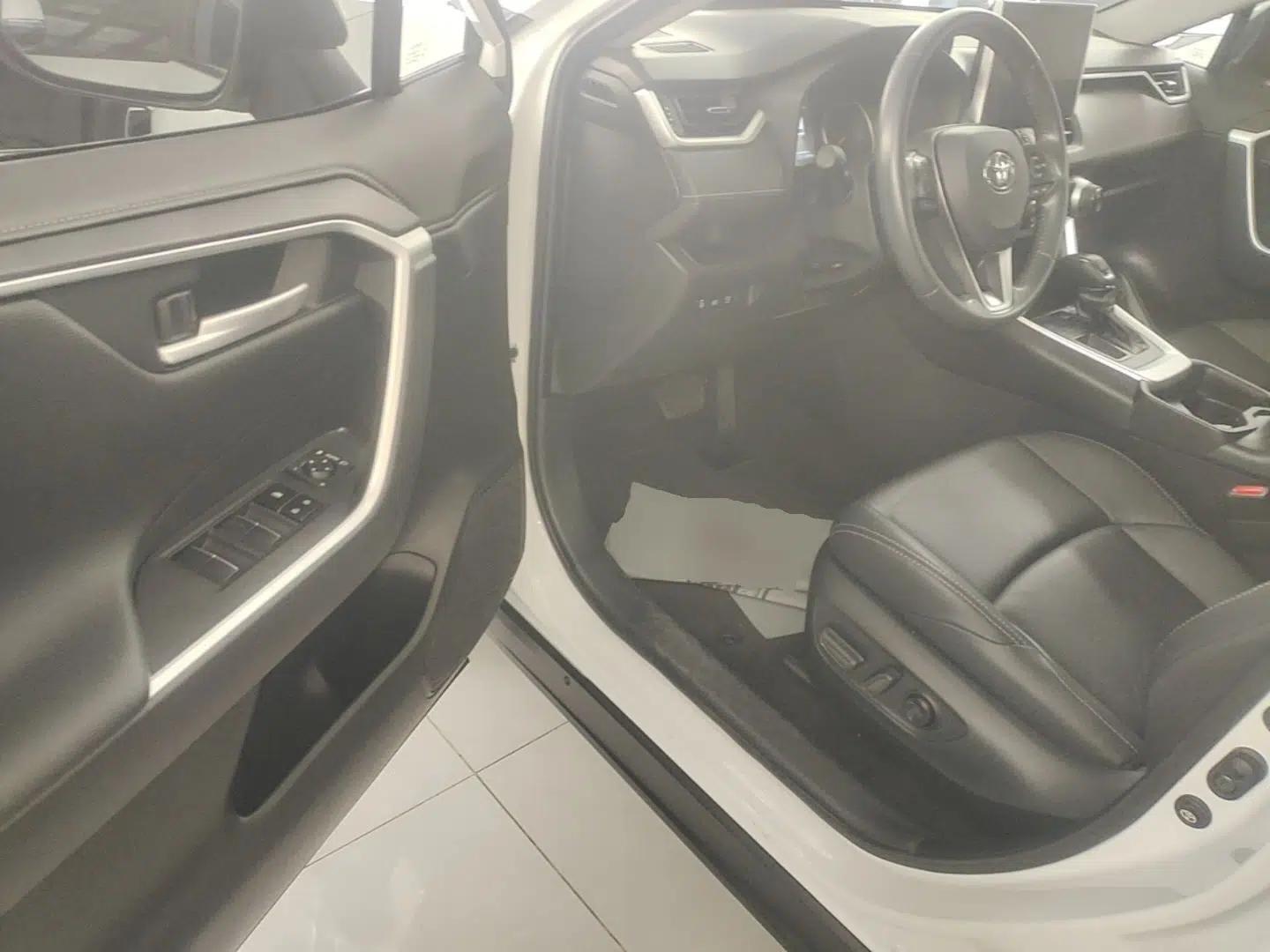 Toyota Wildlander 2022 2.0L CVT Two-Wheel Drive Luxury PLUS Edition — миниатюра 18