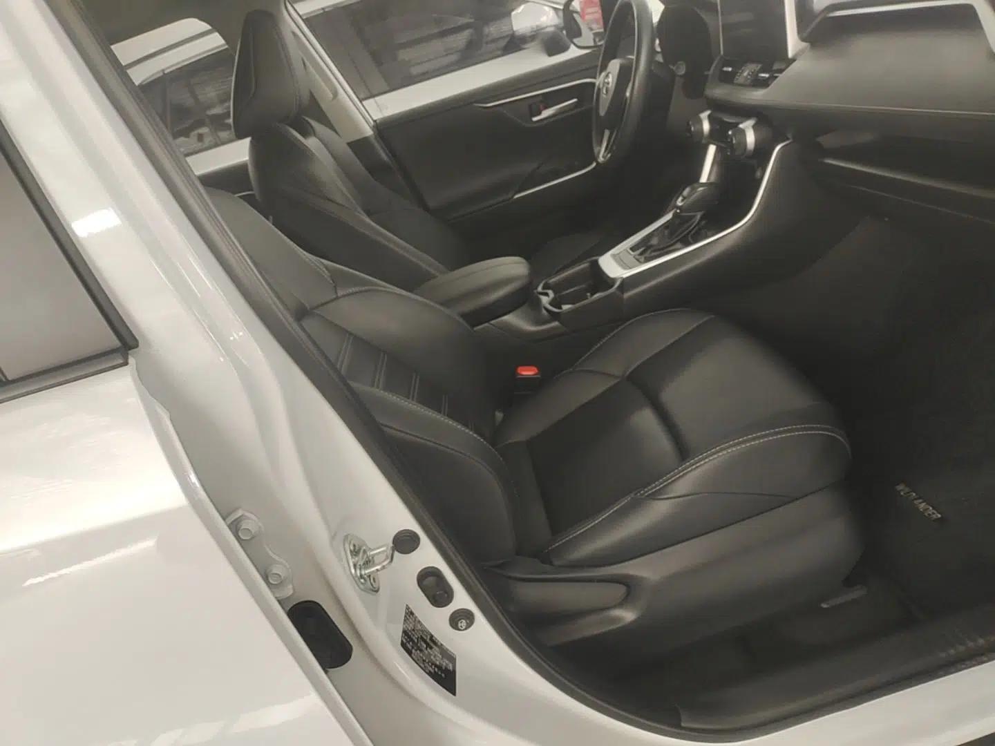 Toyota Wildlander 2022 2.0L CVT Two-Wheel Drive Luxury PLUS Edition — миниатюра 19