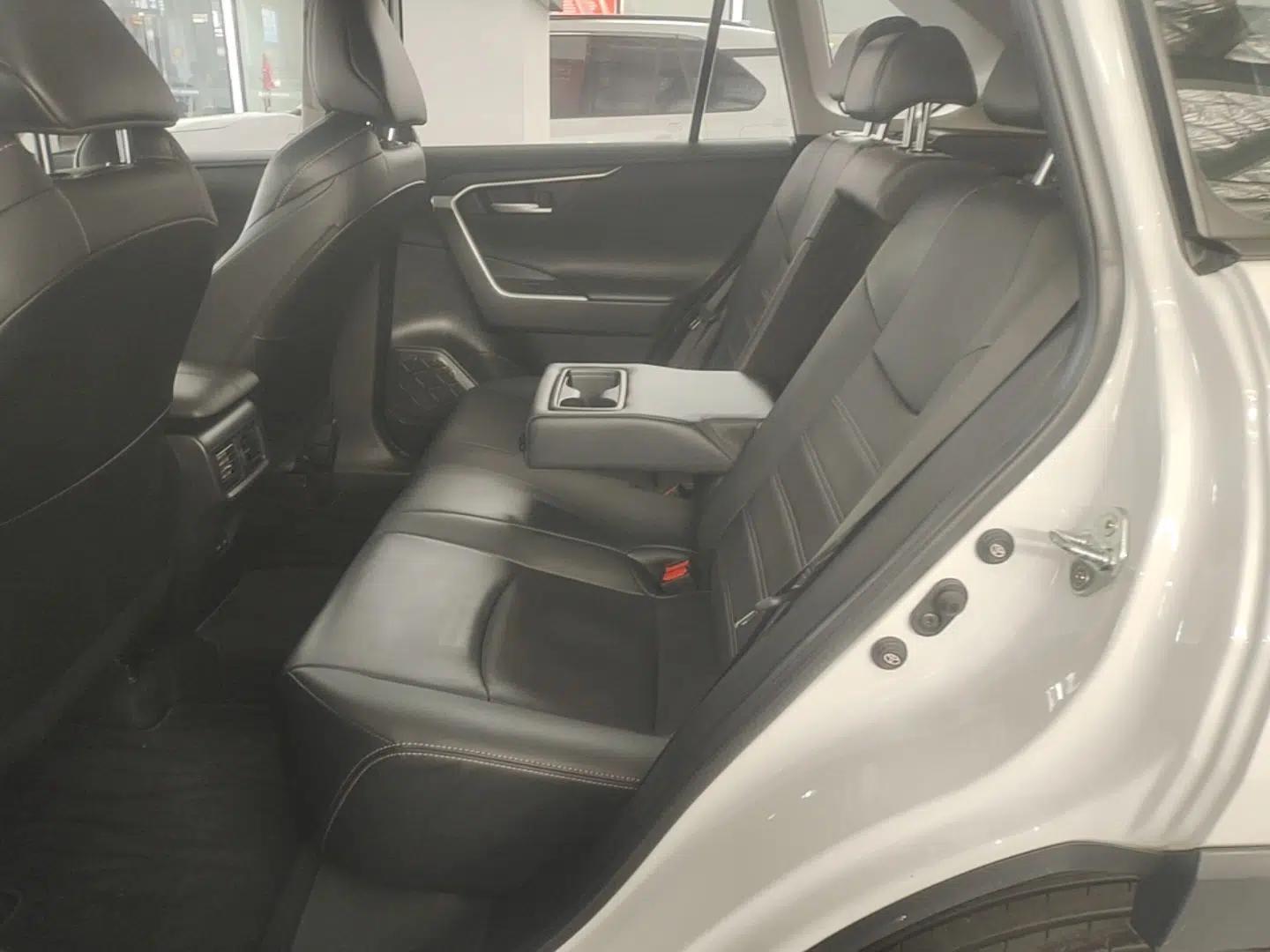Toyota Wildlander 2022 2.0L CVT Two-Wheel Drive Luxury PLUS Edition — миниатюра 20