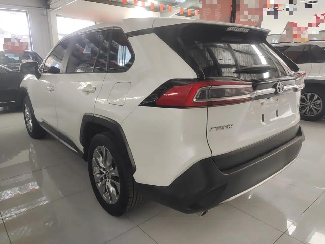 Toyota Wildlander 2022 2.0L CVT Two-Wheel Drive Luxury PLUS Edition — миниатюра 4