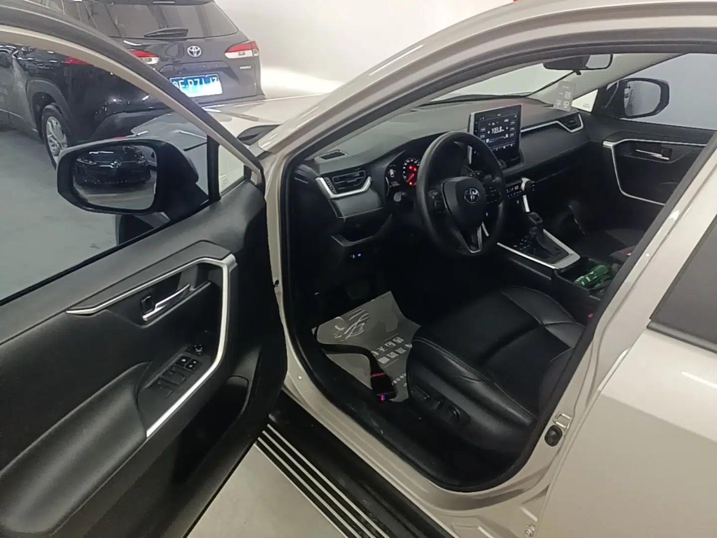 Toyota Wildlander 2020 2.0L CVT Two-Wheel Drive Luxury Edition — миниатюра 23