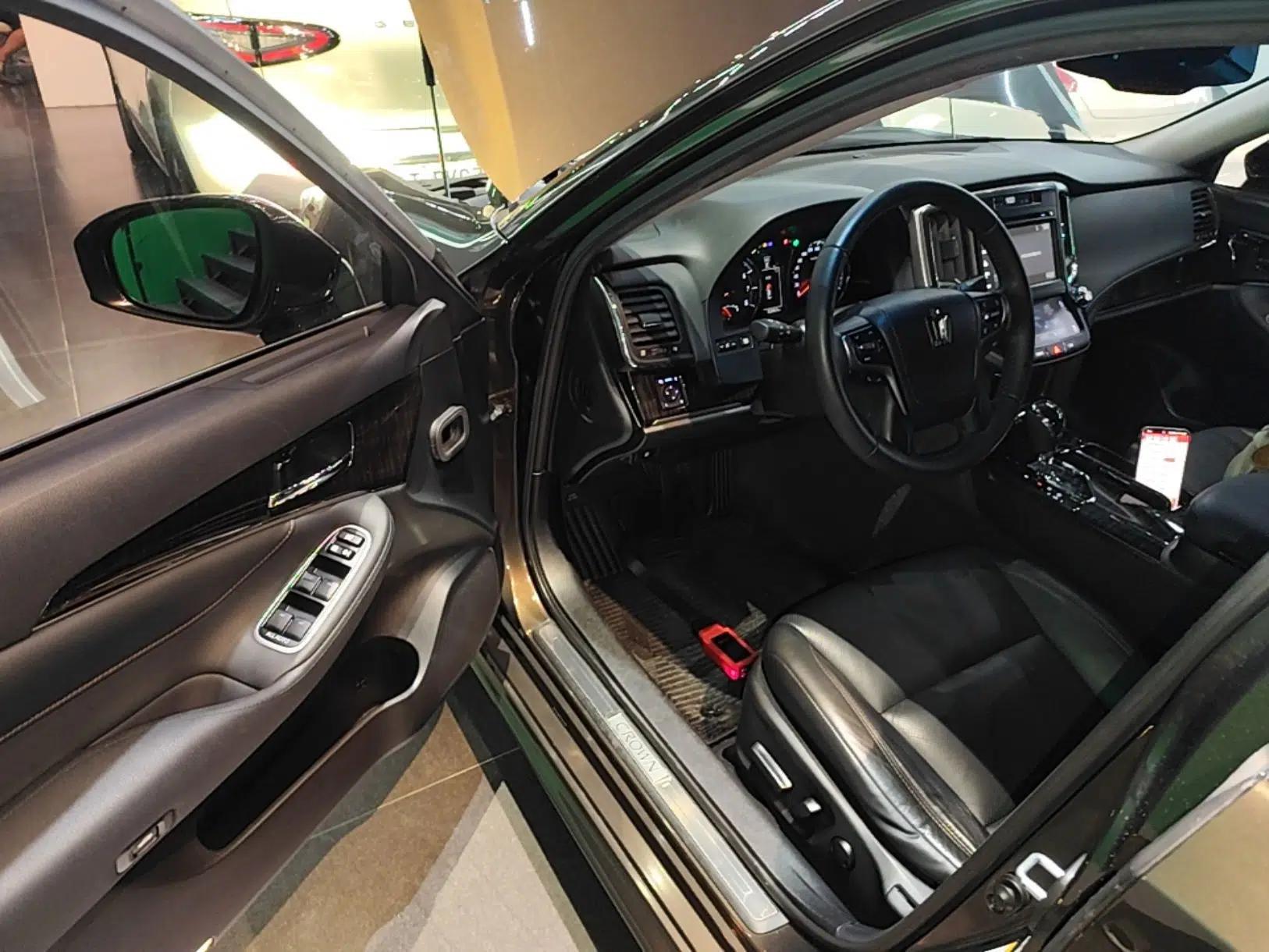 Toyota Crown 2015 2.0T Fashion Edition — миниатюра 26