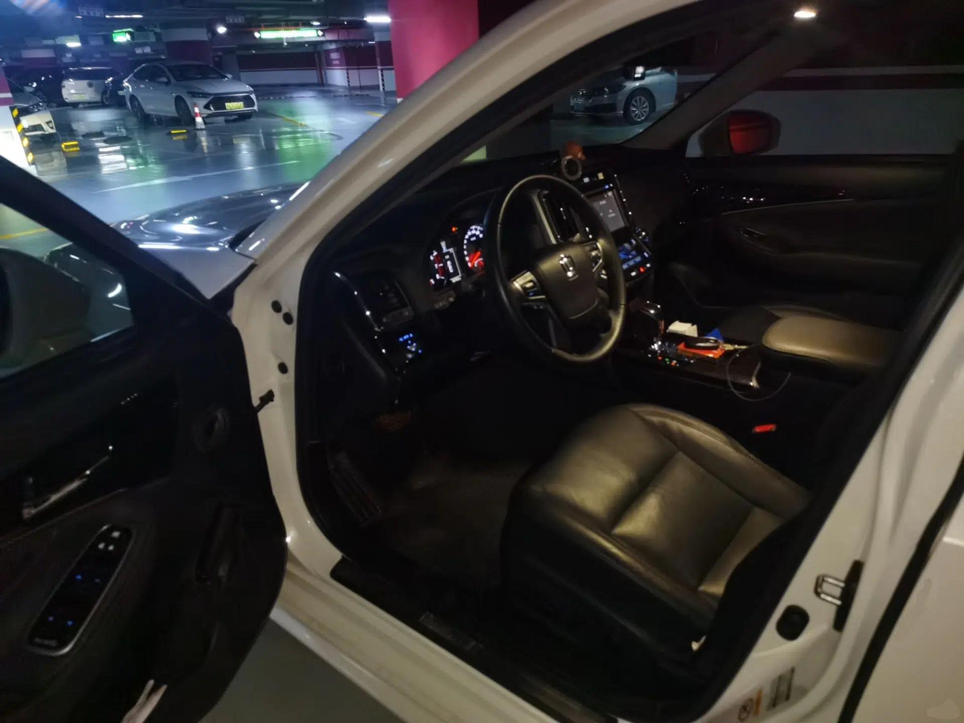 Toyota Crown 2018 2.0T Fashion Edition — миниатюра 16