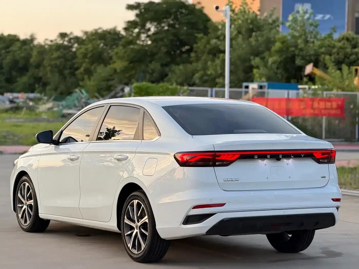 Geely Emgrand 2022 4th Generation 1.5L CVT Flagship Edition — миниатюра 5