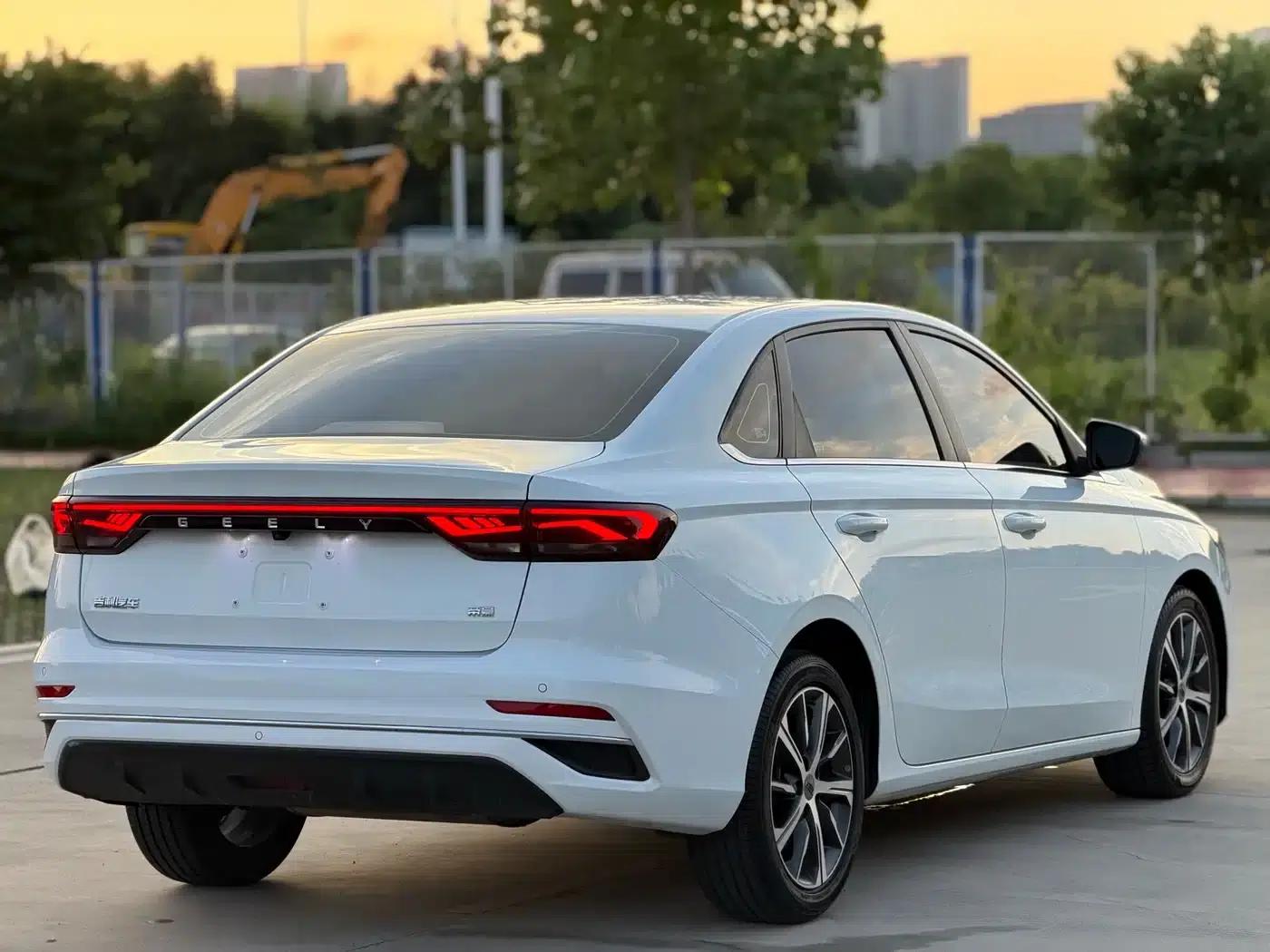 Geely Emgrand 2022 4th Generation 1.5L CVT Flagship Edition — миниатюра 6