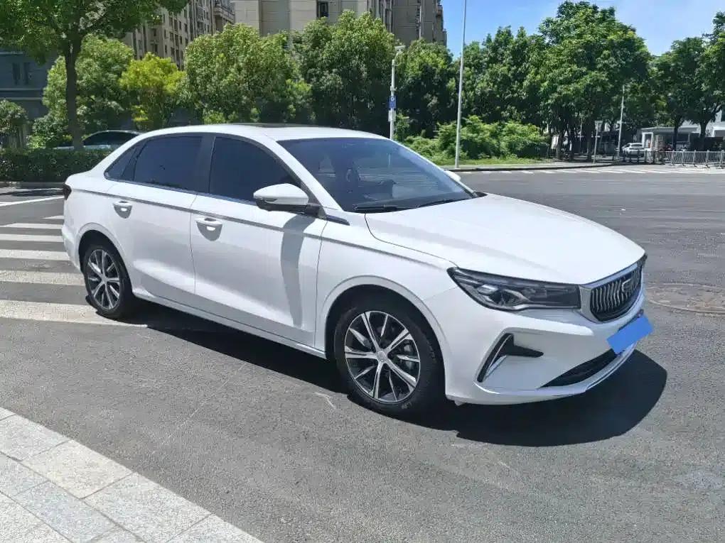 Geely Emgrand 2023 4th Generation Champion Edition 1.5L CVT Luxury — миниатюра 3