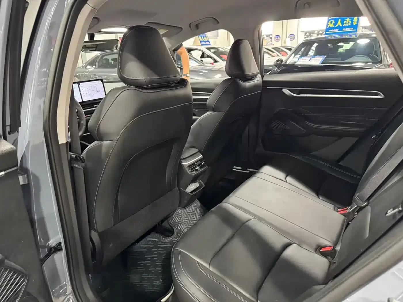 Geely Emgrand 2026 4 Millionth Anniversary Edition 1.5L CVT Superior Model — миниатюра 8