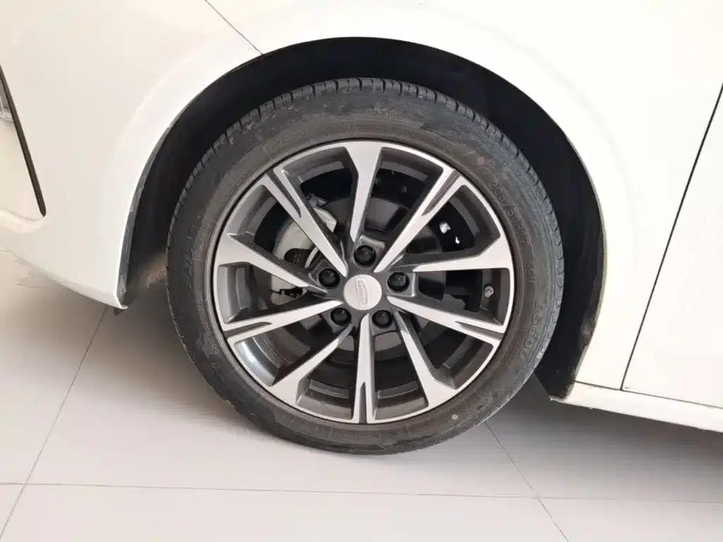 Geely Emgrand 2025 4th Generation 1.5L CVT Flagship Edition — миниатюра 23