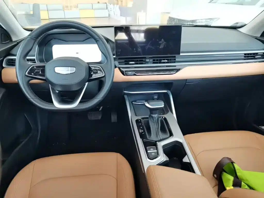 Geely Emgrand 2025 4th Generation 1.5L CVT Flagship Edition — миниатюра 10