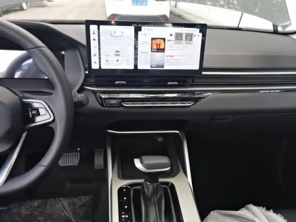 Geely Emgrand 2026 4 Millionth Anniversary Edition 1.5L CVT Superior Model — миниатюра 13