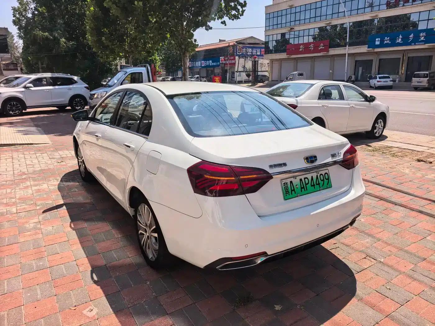 Geely Emgrand EV450 Premium (2018 Model) — миниатюра 4