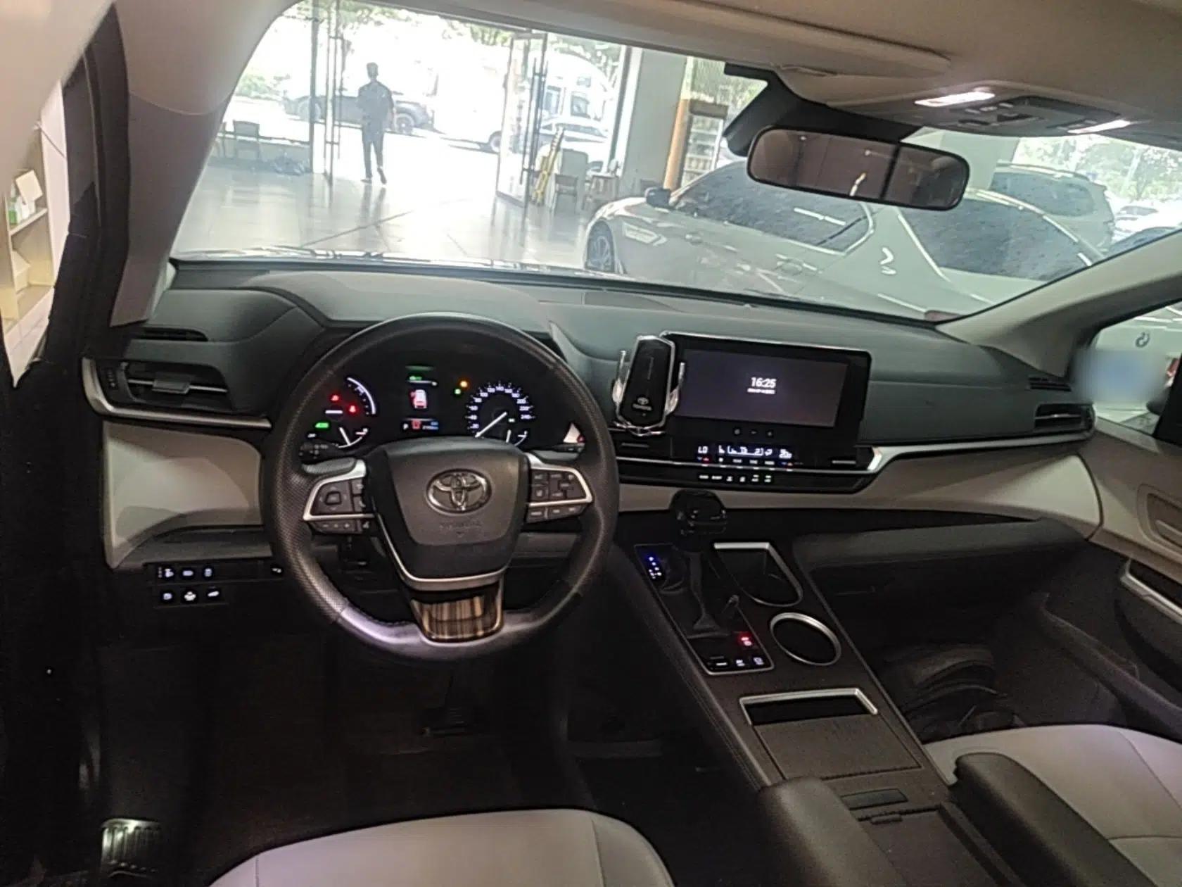 Toyota Granvia 2024 2.5L Hybrid Comfort Edition — миниатюра 12