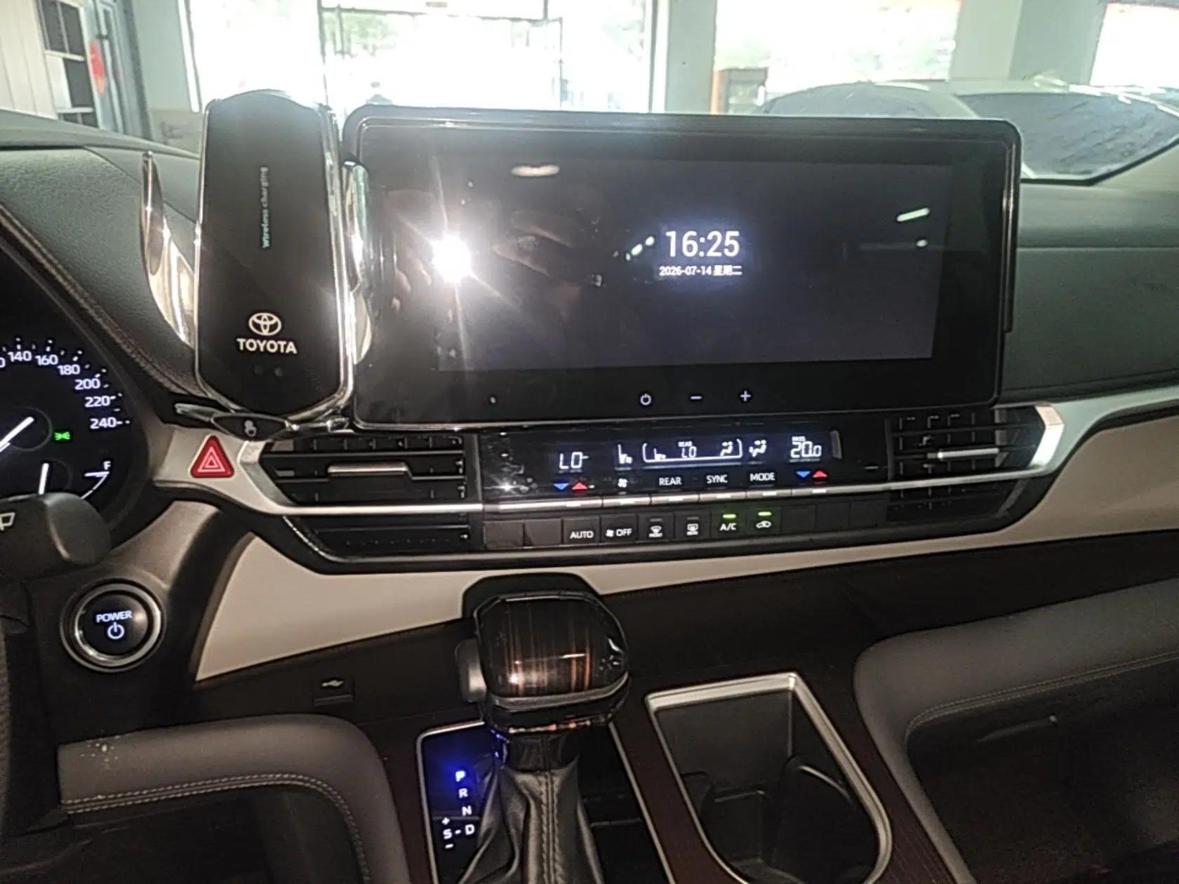 Toyota Granvia 2024 2.5L Hybrid Comfort Edition — миниатюра 15