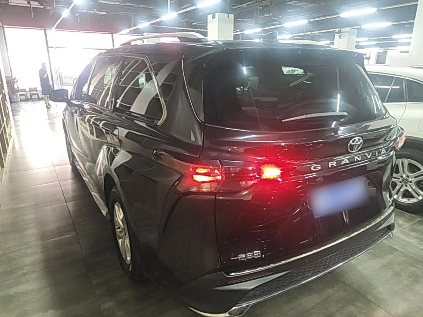 Toyota Granvia 2024 2.5L Hybrid Comfort Edition — миниатюра 4