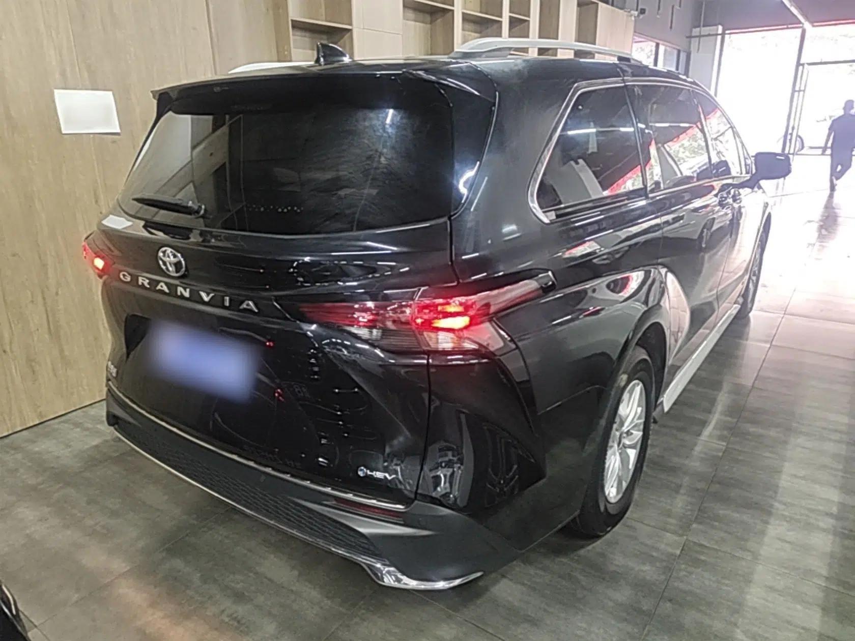 Toyota Granvia 2024 2.5L Hybrid Comfort Edition — миниатюра 6