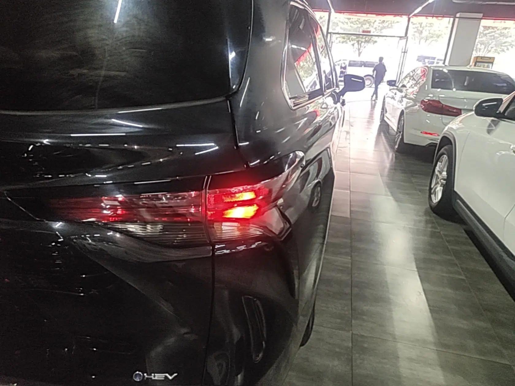 Toyota Granvia 2024 2.5L Hybrid Comfort Edition — миниатюра 9
