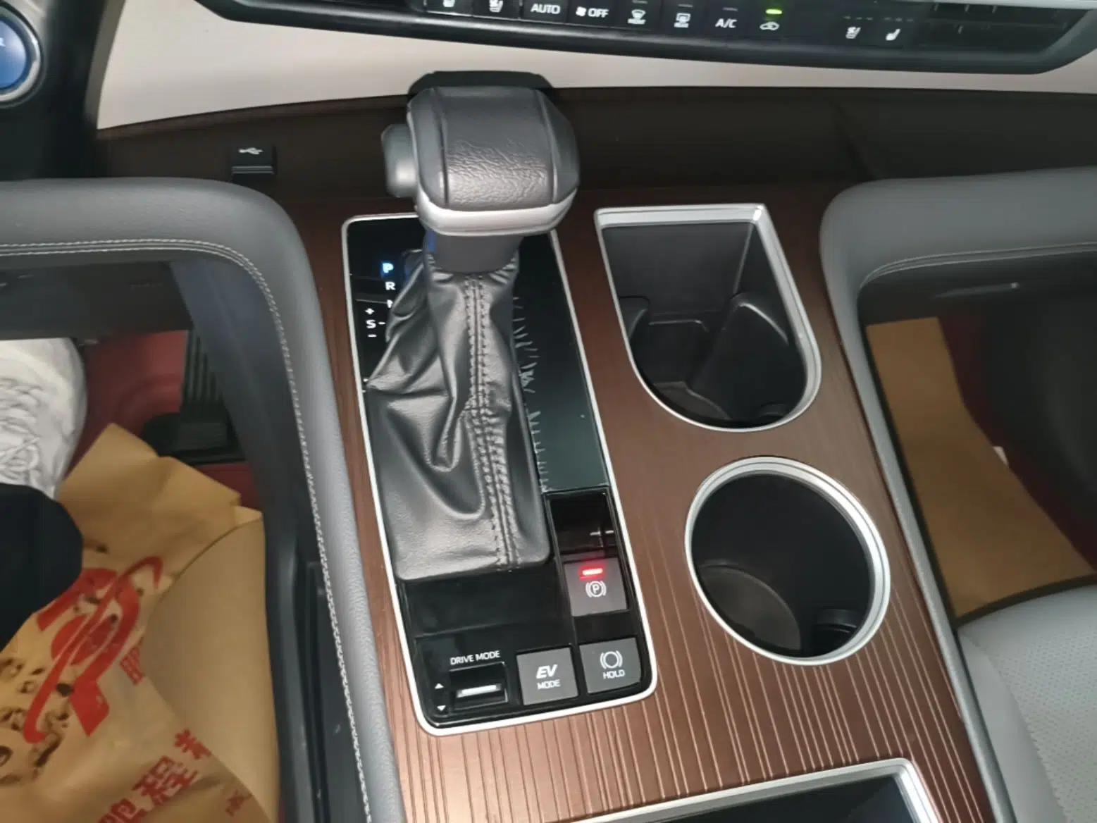 Toyota Granvia 2023 2.5L Hybrid Prestige PLUS Edition — миниатюра 16