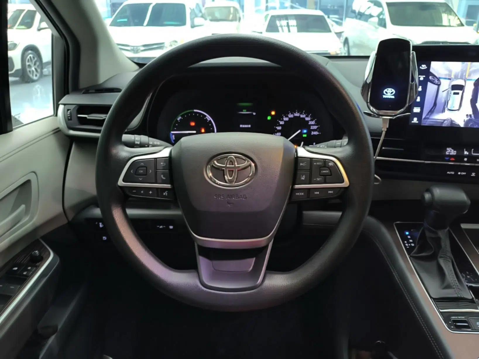 Toyota Granvia 2024 2.5L Hybrid Comfort Edition — миниатюра 13