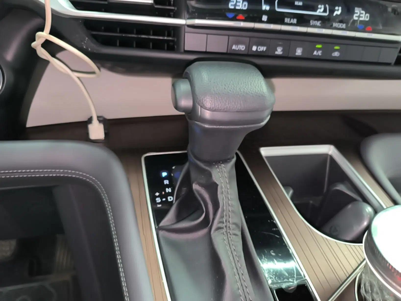 Toyota Granvia 2024 2.5L Hybrid Comfort Edition — миниатюра 16