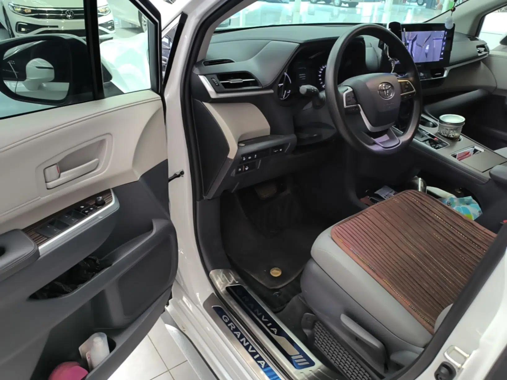 Toyota Granvia 2024 2.5L Hybrid Comfort Edition — миниатюра 18