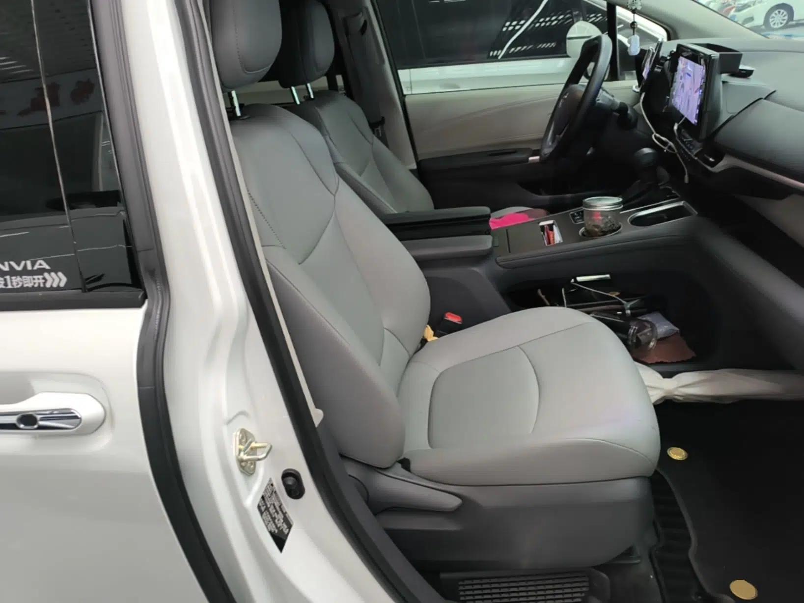Toyota Granvia 2024 2.5L Hybrid Comfort Edition — миниатюра 19