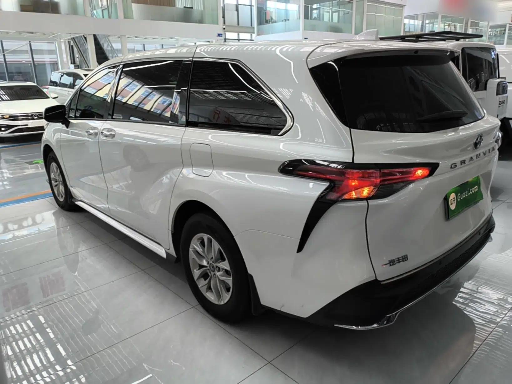 Toyota Granvia 2024 2.5L Hybrid Comfort Edition — миниатюра 4