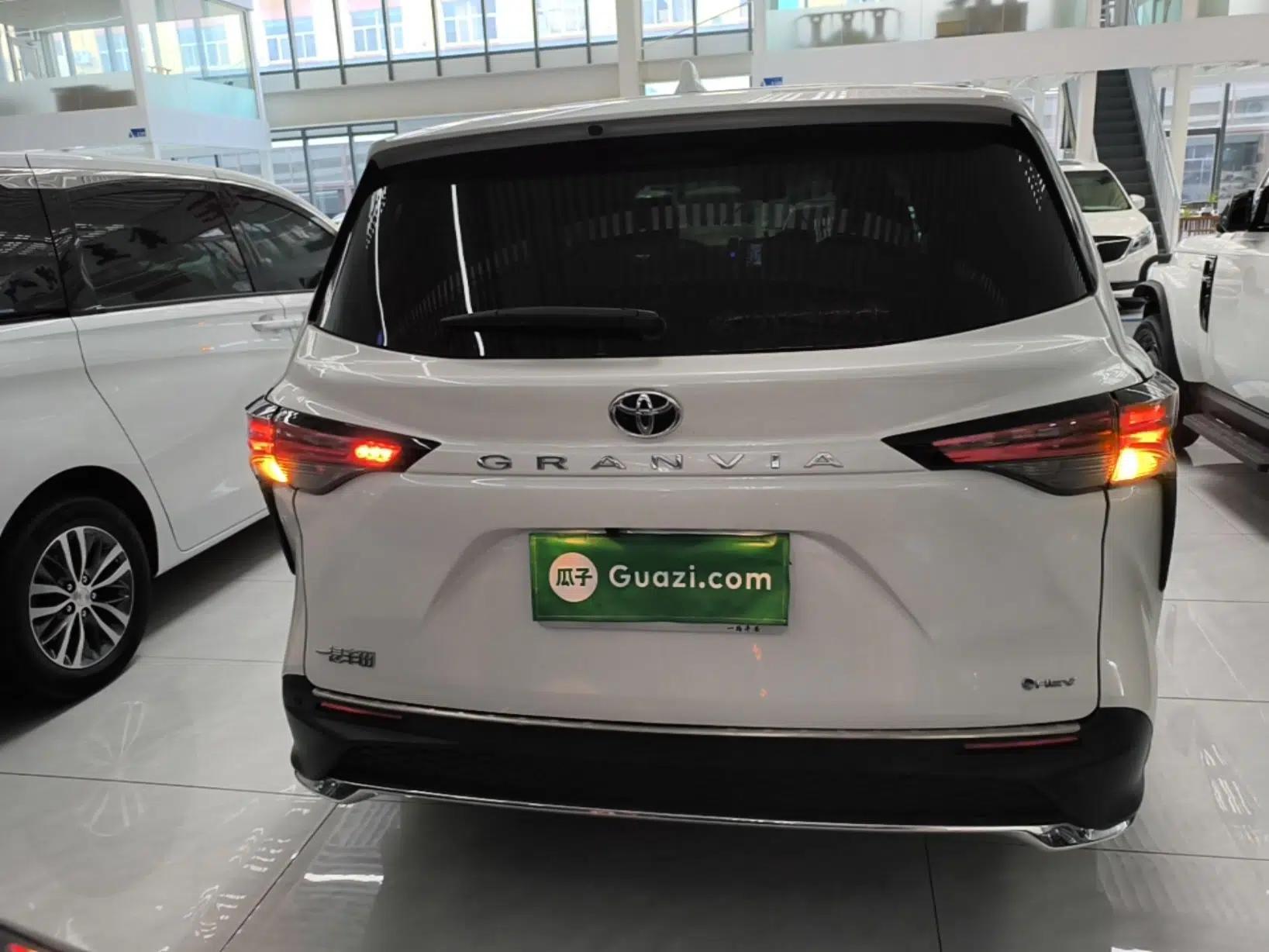Toyota Granvia 2024 2.5L Hybrid Comfort Edition — миниатюра 5