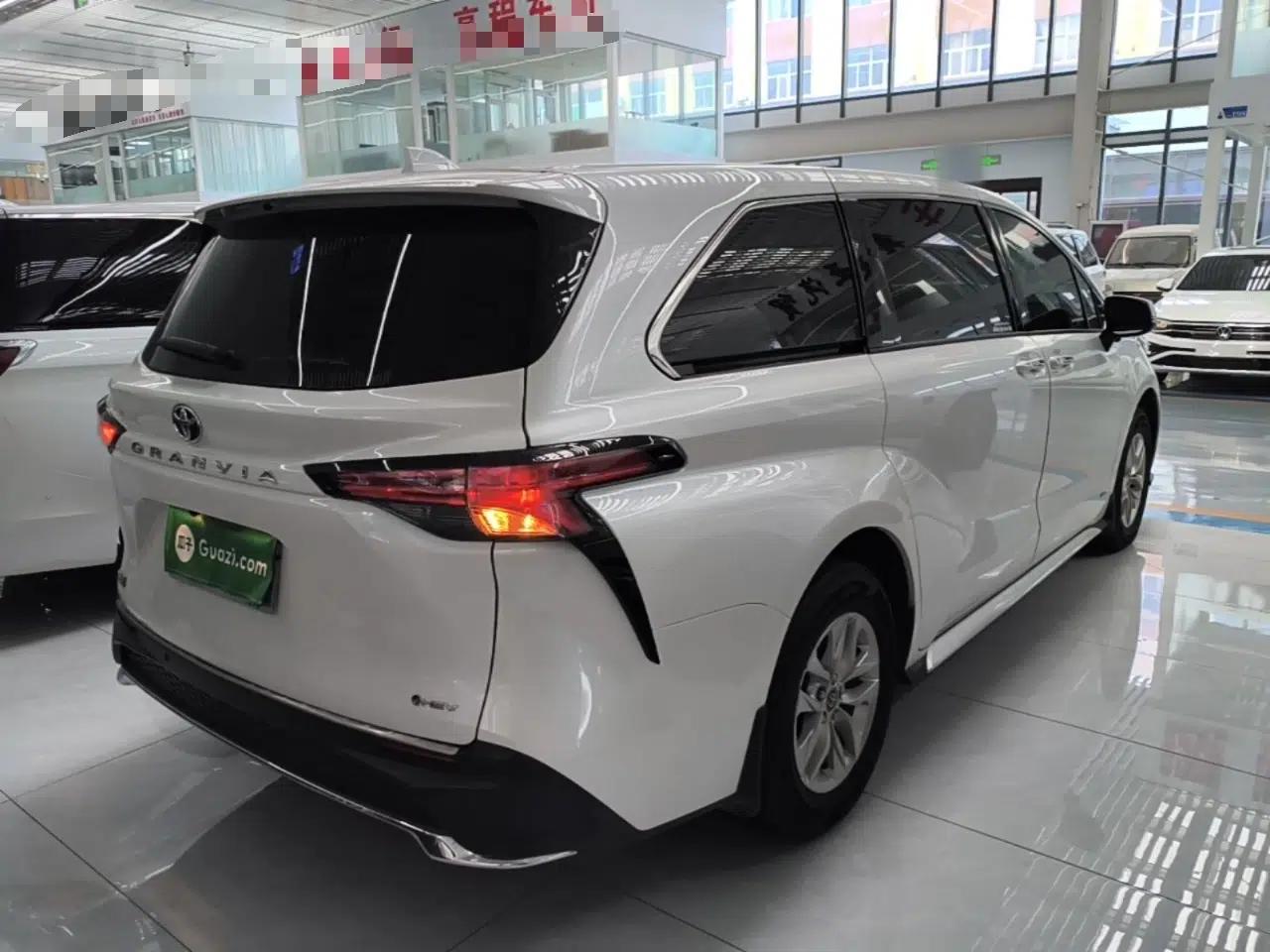 Toyota Granvia 2024 2.5L Hybrid Comfort Edition — миниатюра 6