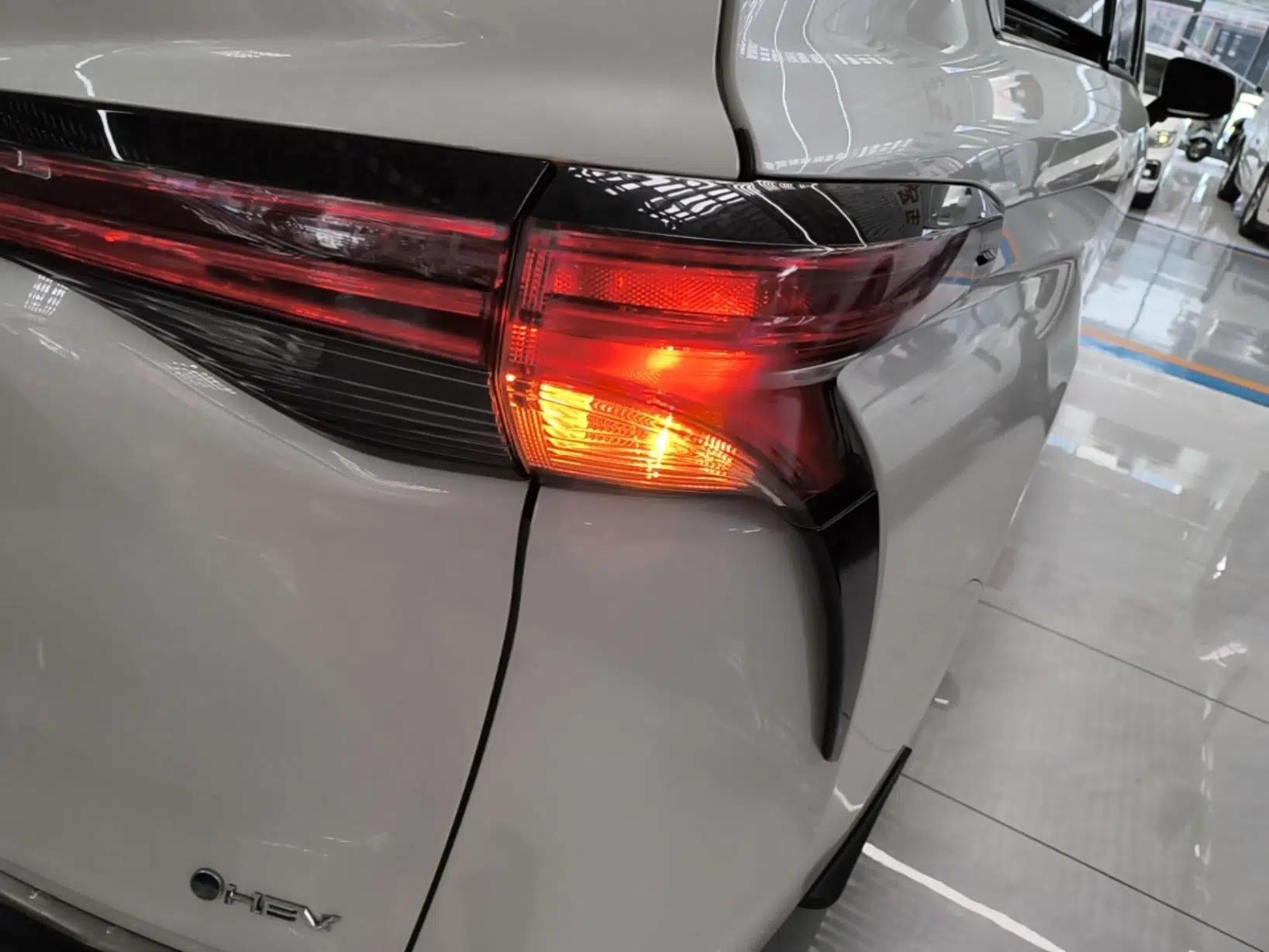 Toyota Granvia 2024 2.5L Hybrid Comfort Edition — миниатюра 9