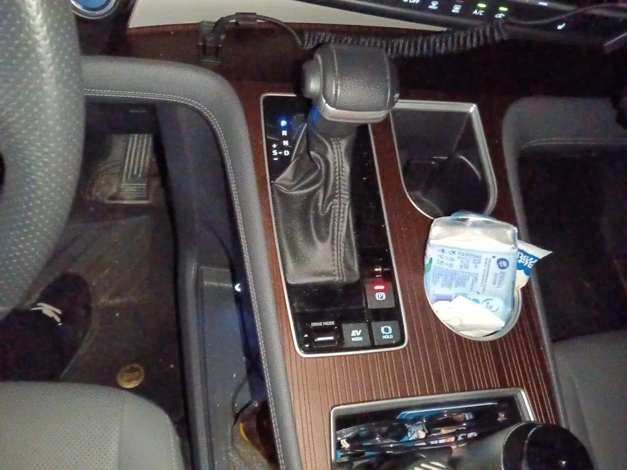 Toyota Granvia 2023 2.5L Hybrid Prestige PLUS Edition — миниатюра 14