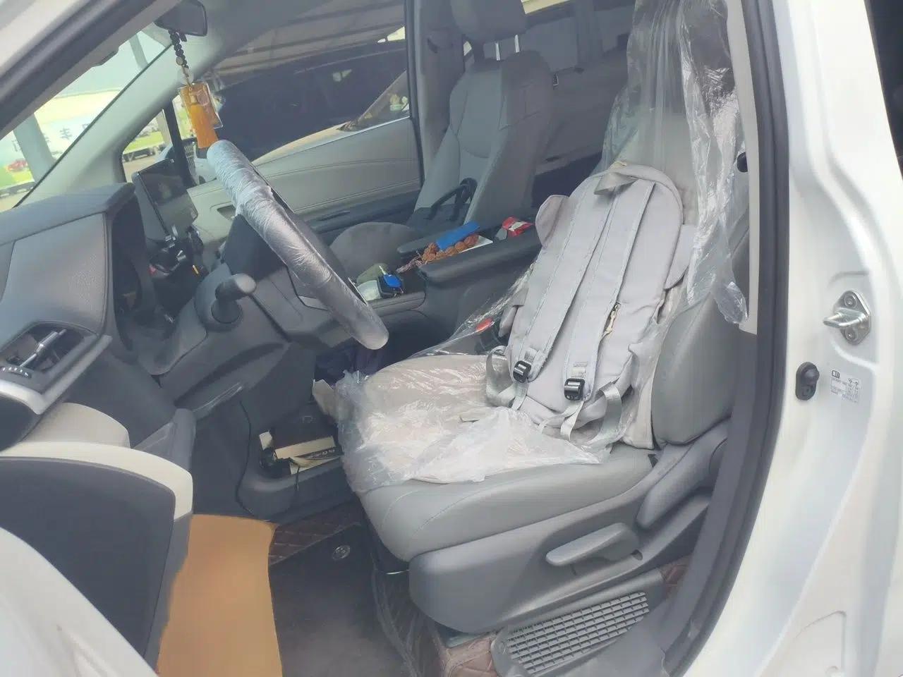 Toyota Granvia 2024 2.5L Hybrid Comfort Edition — миниатюра 14