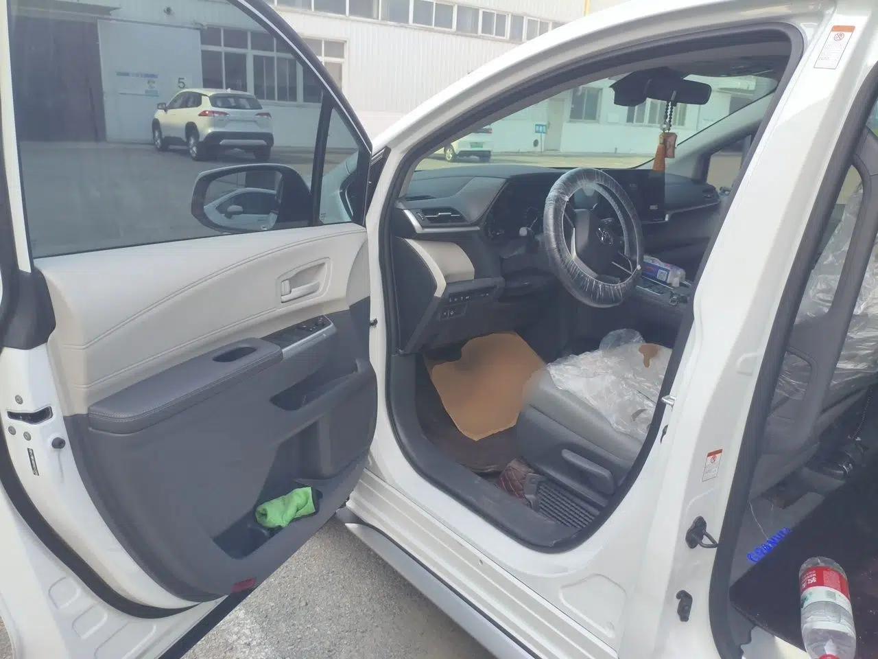 Toyota Granvia 2024 2.5L Hybrid Comfort Edition — миниатюра 19