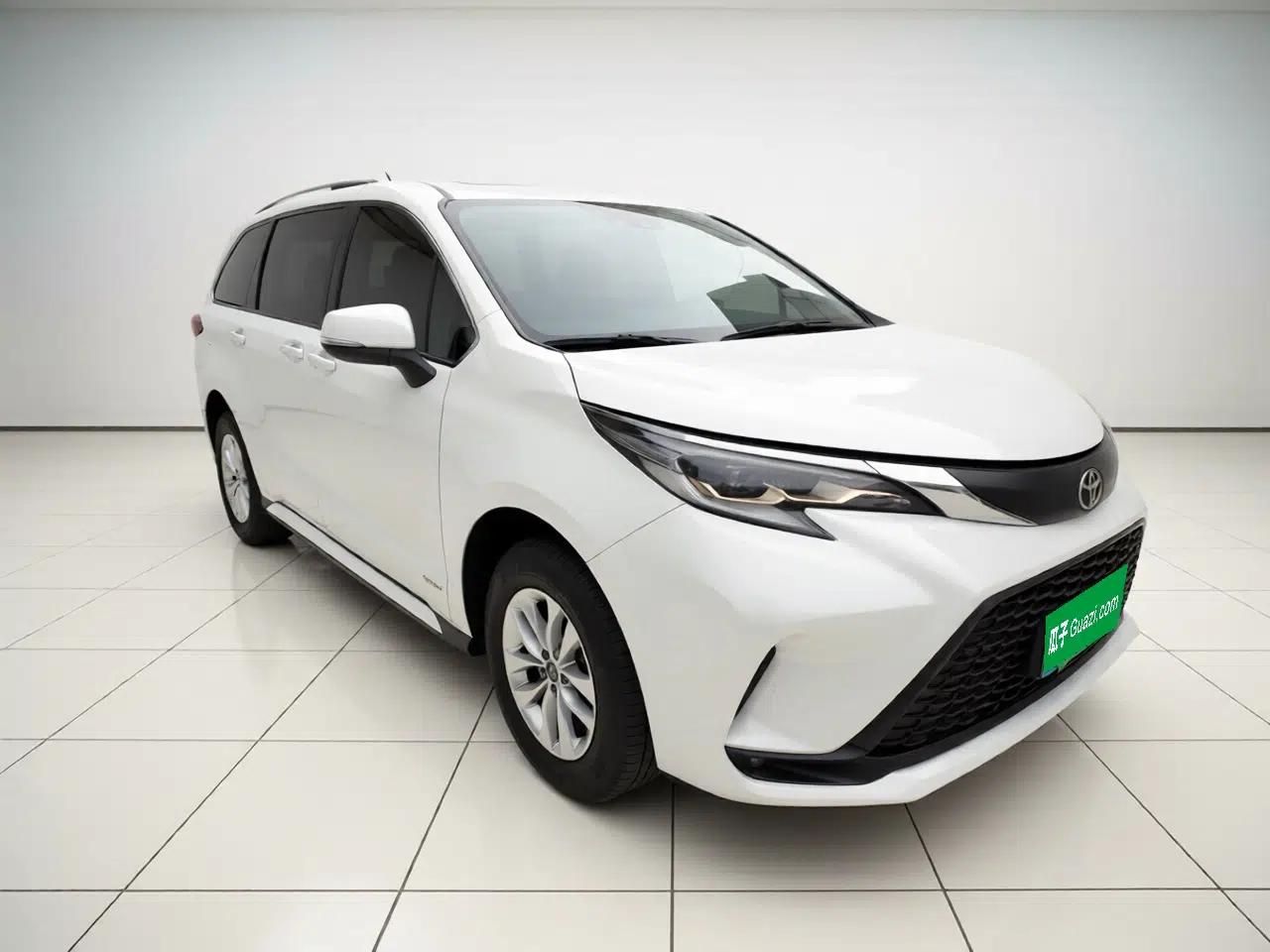 Toyota Granvia 2024 2.5L Hybrid Comfort Edition — миниатюра 3