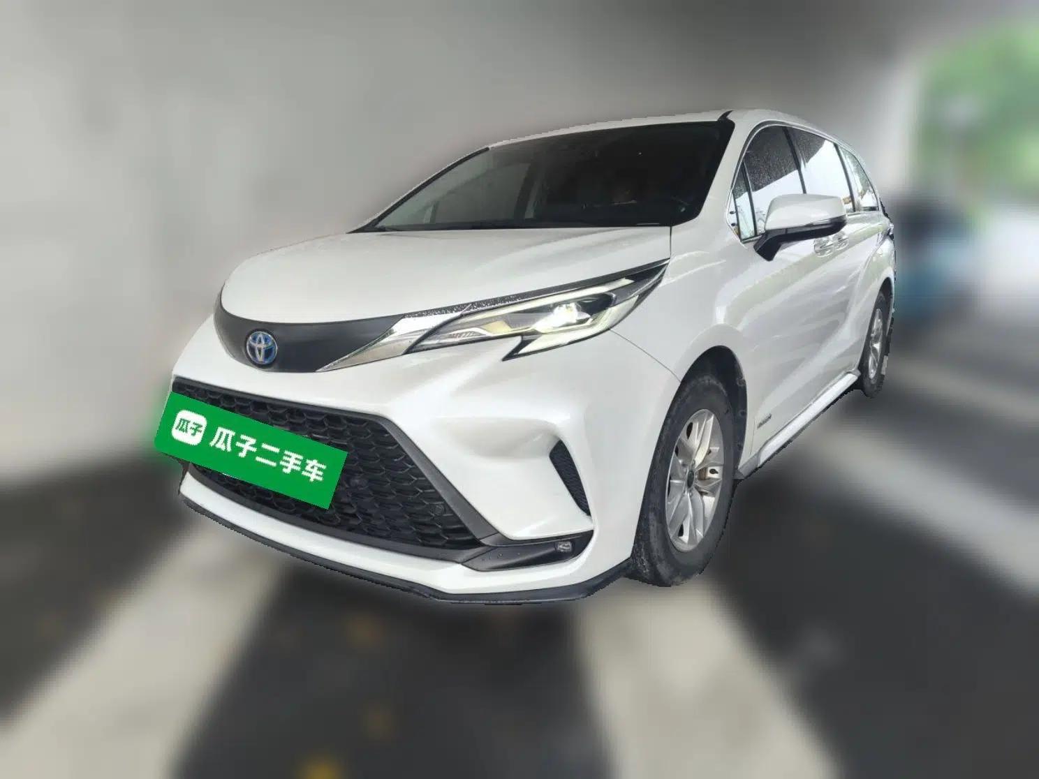 Toyota Granvia 2023 2.5L Hybrid Comfort Edition — миниатюра 1